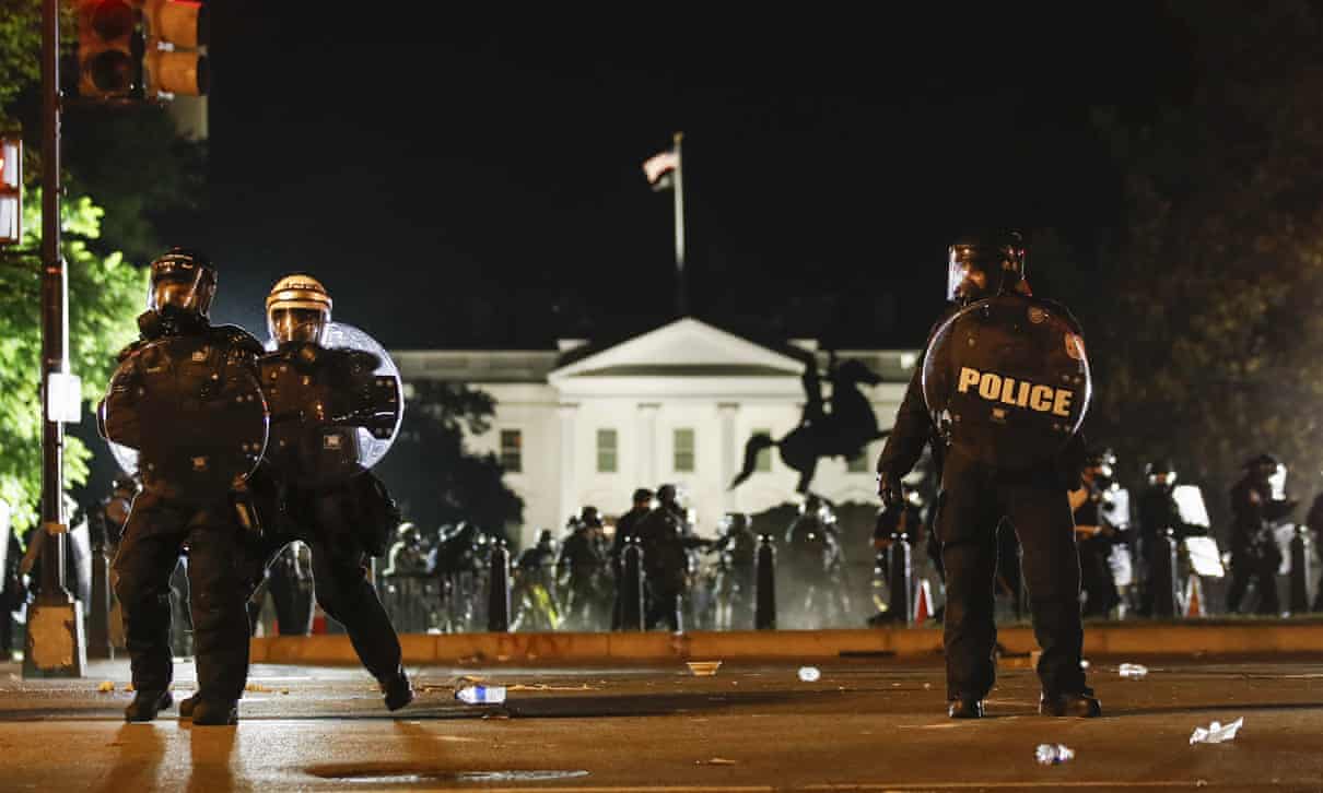 Cảnh sát Mỹ ngăn đám đông người biểu tình quá khích ở thủ đô Washington D.C.