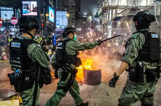 Cảnh sát Hong Long dẹp đám đông người biểu tình phản đối nghị quyết về luật an ninh.