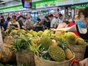 Thị trường - Tiêu dùng - Siêu thị “nghẹt thở” vì người Hà Nội đổ xô đi mua sầu riêng hạ giá chưa từng thấy