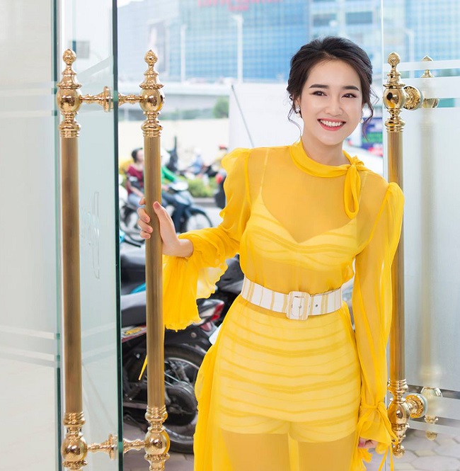 Một số mỹ nhân Việt cũng lăng xê kiểu mốt mặc lộ nội y. 
