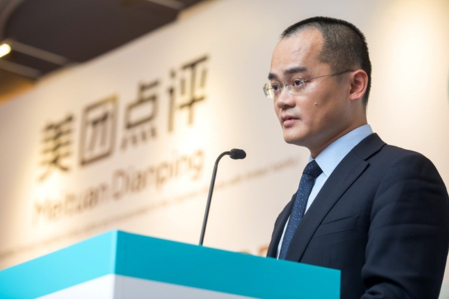 Wang Xing là tỷ phú người Trung Quốc và là&nbsp;CEO của Meituan-Dianping.&nbsp;Thông qua nền tảng này, khách ở Trung Quốc có thể đặt đồ ăn rồi được giao tận nơi, đặt mua vé xem phim, phòng khách sạn, thậm chí là lịch chụp ảnh cưới.
