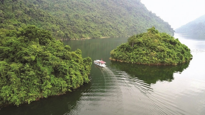 Du lịch lòng hồ. Ảnh: Báo Dân tộc