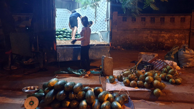 Dưa hấu có giá từ 10.000 - 18.000 đồng/kg tùy loại to hoặc nhỏ. Mặt hàng này đang nhiều chủ xe tải bày bán ngay các vỉa hè phố Lê Văn Lương, Tố Hữu, Trần Hữu Dực, Nguyễn Xiển...