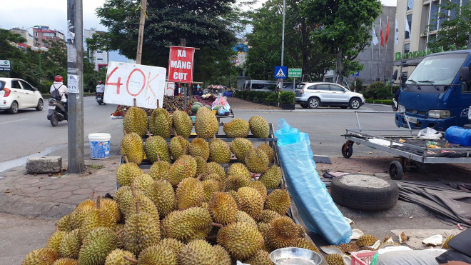 Sầu riêng được treo biển với giá 40.000 đồng/0,5kg tại đường Tố Hữu (Thanh Xuân).