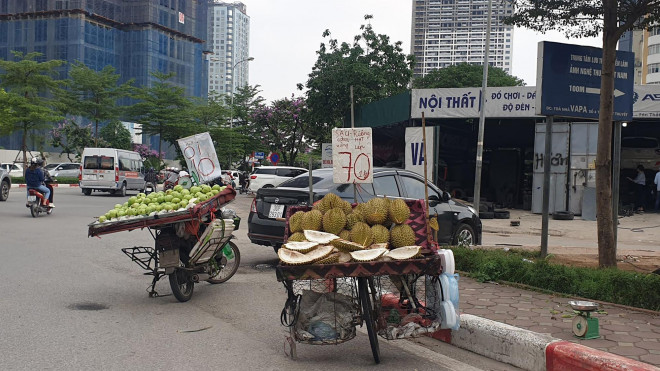 Mặc dù trái cây được bày bán với nhiều mức giá rẻ giật mình, nhưng nhưng người mua chỉ biết mua bằng niềm tin trước những thông tin mù mờ về chất lượng, nguồn gốc xuất xứ.