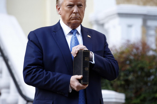 Tổng thống Donald Trump cầm một cuốn kinh thánh khi đến thăm nhà thờ St. Johns vào ngày 1-6. Ảnh: AP