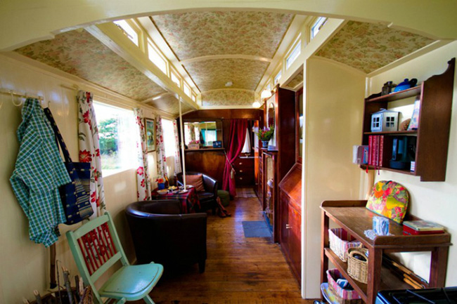 Các cabin đặc biệt được làm bằng gỗ đánh bóng. Ngoài ra còn có một cabin con lăn hơi nước từ những năm 1930 với nội thất ấm cúng.
