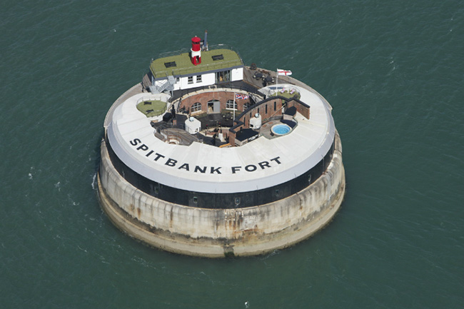 Pháo đài Leicester, nay là&nbsp;khách sạn Spitbank Fort Sea:&nbsp;Nó là&nbsp;một trong ba pháo đài được xây dựng ngoài khơi bờ biển Victoria vào những năm 1700, giờ&nbsp;đã được cải tạo và biến thành một khách sạn cổ điển sang trọng.&nbsp;
