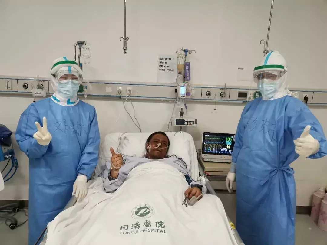 Bác sĩ Hu Weifeng trong bệnh viện trước khi qua đời (ảnh: Dwnews)