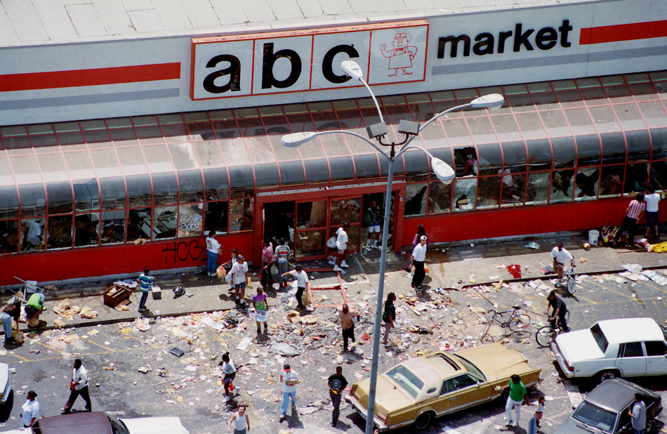 Việc các cảnh sát hành hung Rodney King được tuyên trắng án đã thổi bùng làn sóng giận dữ ở Los Angeles.