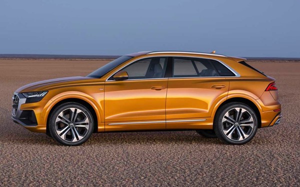 Hình ảnh xe Audi Q8 màu vàng ánh kim