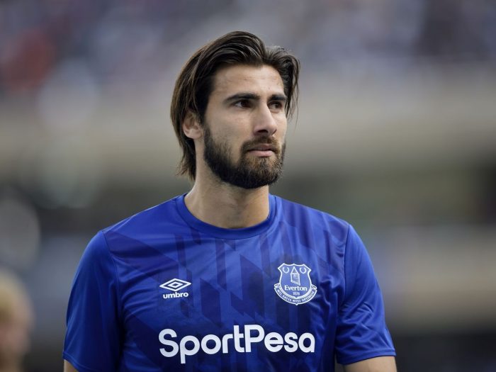 Andre Gomes là cầu thủ bóng đá người Bồ Đào Nha chơi cho CLB Everton. Mái tóc dài lãng tử, bộ râu rậm nam tính cùng thể hình đẹp giúp cầu thủ sinh năm 1993 có mặt trong danh sách ở hạng 4. Trên trang cá nhân của anh chia sẻ rất nhiều hình ảnh luyện tập cùng đội tuyển. Là một cầu thủ bóng đá việc rèn luyện thể lực, kỹ năng là điều không thể thiếu chính bởi vậy nó cũng tác động tích cực đến vóc dáng của họ.