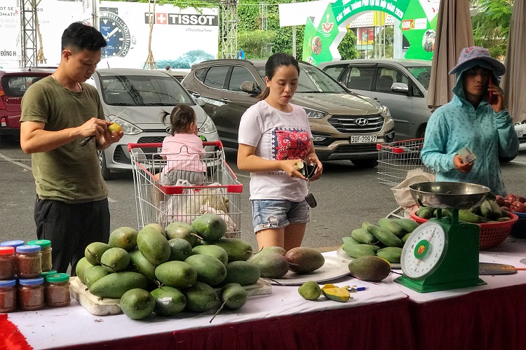 Hoạt động buôn bán tại Tuần hàng chưa thực sự nhộn nhịp như kỳ vọng.