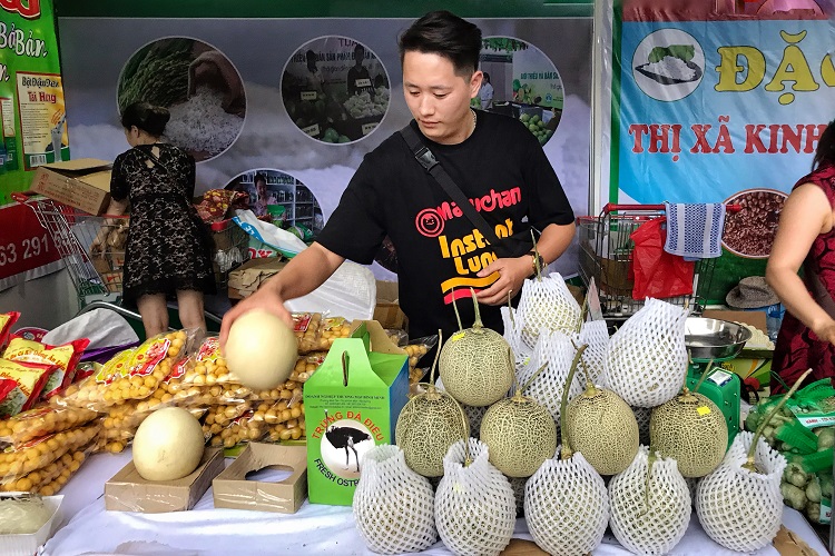 Tuy nhiên anh Quý và nhiều đại diễn hợp tác xã các tỉnh thành khác vẫn hào hứng vì đã giới thiệu được sản phẩm của địa phương mình cho mọi người biết đến.