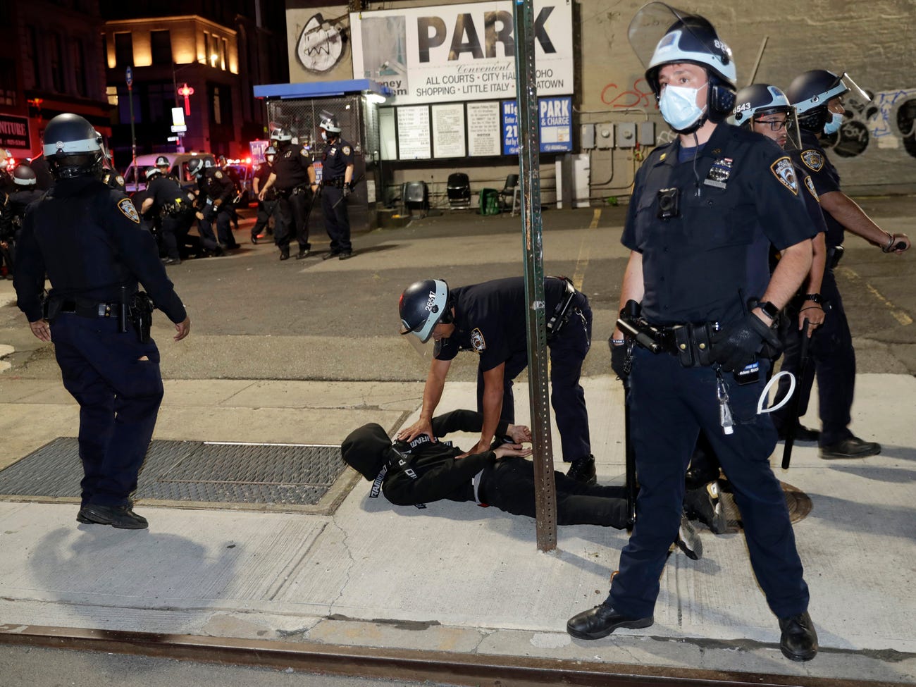 Cảnh sát New York bắt giữ người biểu tình quá khích.
