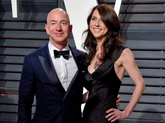 Vụ ly hôn của ông Du và vợ được so sánh với cuộc chia tay của tỷ phú Mỹ Jeff Bezos và vợ cũ (ảnh: Daily Mail)