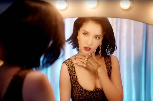 Trong MV &#34;Đi đu đưa đi&#34;, Bích Phương cũng diện trang phục bó sát hai dây gợi cảm, khoe vòng một trước ống kính.
