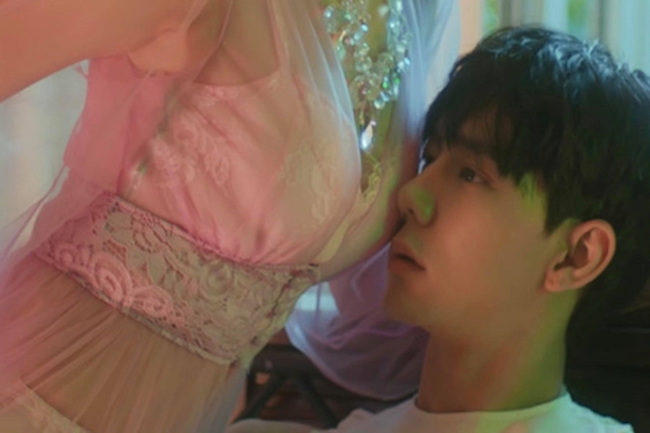 Chi Pu từng gây bão mạng xã hội vớ khi chủ động diễn cảnh &#34;thả thính&#34; bạn diễn trong MV &#34;Mời anh vào team em&#34;. Đây được nhận xét là MV nhiều cảnh nóng nhất của cựu hot girl Hà thành.
