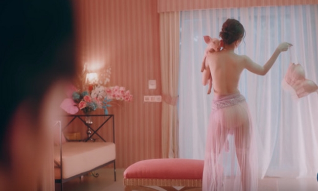 Khoảnh khắc hot girl 9X bán nude, bế lợn từng gây sốc cho không ít khán giả và không &#34;đụng hàng&#34; với bất cứ ca sĩ nào trong Vpop.
