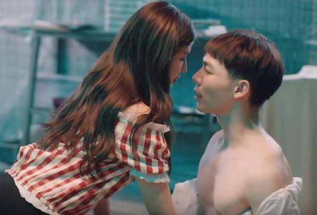 Năm 2019, Erik tung MV &#34;Có tất cả nhưng thiếu anh&#34; thu hút sự chú ý của fan. Trong MV, nam ca sĩ có vài phân cảnh &#34;hơi nóng&#34; với bạn diễn nữ.
