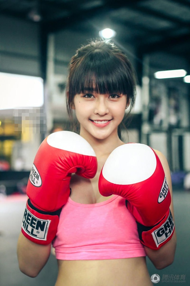 Khả Ngân được biết đến với biệt danh Ngân Shushi, nổi tiếng từ năm 15 tuổi với biệt danh 'hot girl boxing'. Hình tượng hot girl ngoan hiền, học giỏi giúp người đẹp sinh năm 1997 tiến sâu vào showbiz, xuất hiện trong nhiều MV, trở thành gương mặt quảng cáo của nhiều nhãn hàng.
