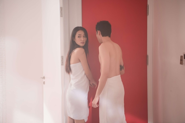 Nhiều khán giả nhận định, đây là MV nóng nhất từ trước tới nay của Khắc Việt. Nam ca sĩ đóng vai bạn trai bị phản bội, cảnh nóng trong MV do hai diễn viên thể hiện.

