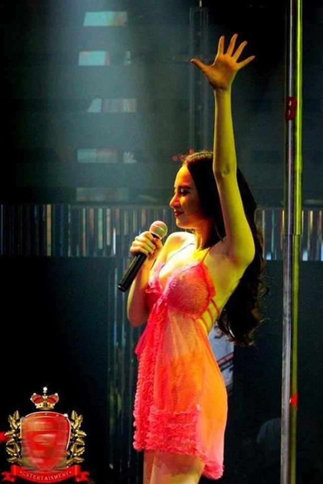 Bấp chấp sự chỉ trích của người hâm mộ, Angela Phương Trinh thậm chí còn đi hát, biểu diễn ở nhiều quán bar với phong cách sexy. Trang phục biểu diễn của người đẹp sinh năm 1995 bị nhận xét phản cảm.
