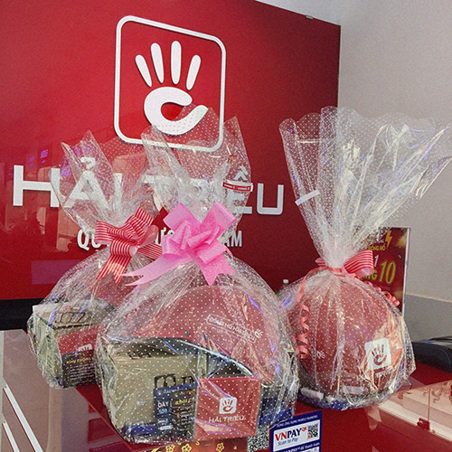 Các Combo quà tặng (mua 1 tặng 5, mua 1 tặng 7, mua 1 tặng 9, mua 1 tặng 10) được gói trong giấy gói quà xinh xắn