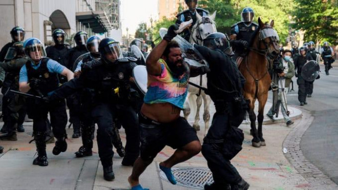 Cảnh sát giải tán người biểu tình gần Nhà Trắng hôm 1-6. Ảnh: Reuters