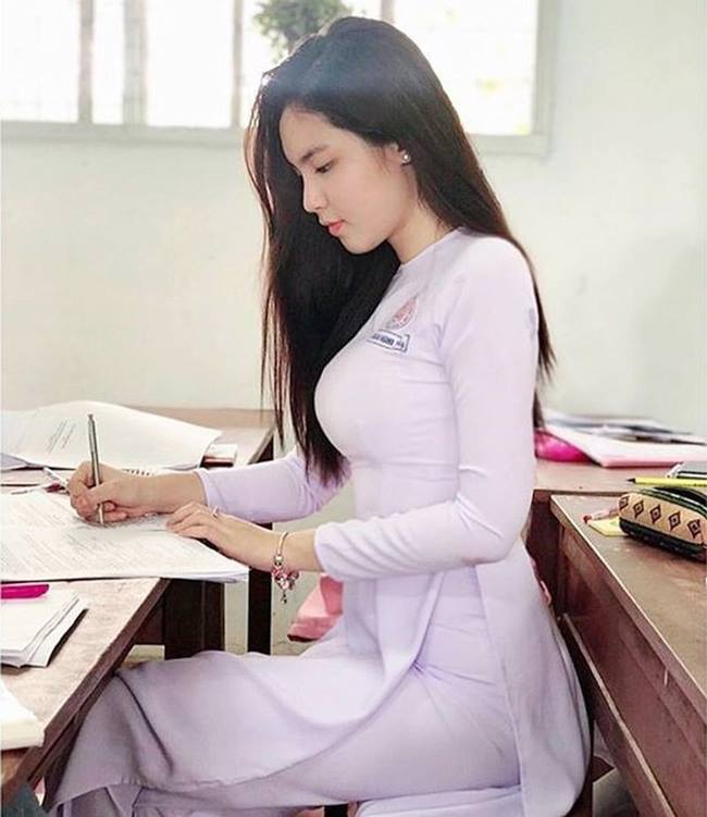 Cô gái sinh năm 2002 sống tại thành phố Sa Đéc, Đồng Tháp và mang trong mình dòng máu Việt - Trung ghi điểm với áo dài trắng, khoe body cân đối.
