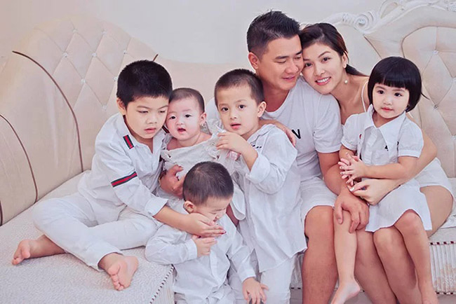 Trước khi đến với Quang Tấn, Oanh Yến là mẹ đơn thân đã có hai con. Tuy nhiên, cả hai vun vén cho tổ ấm của mình và tháng 4 vừa qua, người đẹp hạ sinh bé thứ 6.
