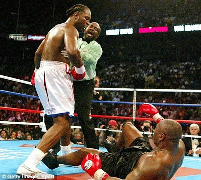 Lennox Lewis cho "Tay đấm thép" Mike Tyson đo sàn