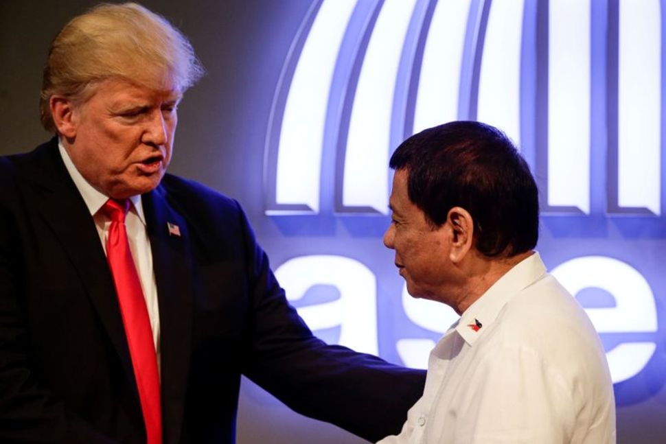 Tổng thống Philippines Rodrigo Duterte (phải) bắt tay với Tổng thống Mỹ Donald Trump trong cuộc gặp năm 2017.