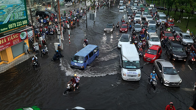 
16h chiều 3/6, cơn mưa lớn xảy ra trên diện rộng của TP.HCM khiến nhiều tuyến đường bị ngập nặng.