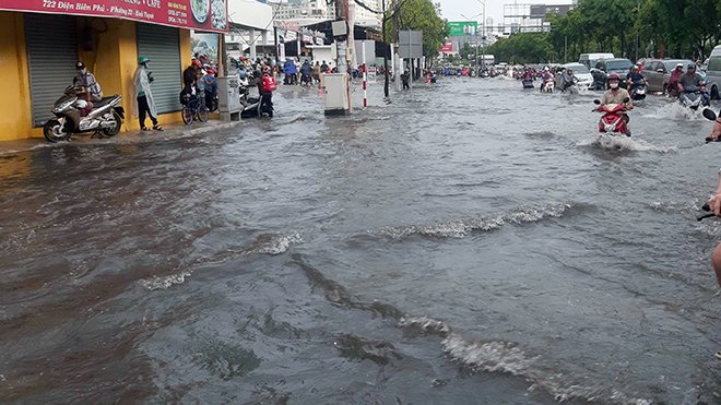 Ngập nặng nhất là đoạn dưới chân cầu vượt Nguyễn Hữu Cảnh, dù mưa đã tạnh nhưng nước vẫn ngập sâu nữa mét khiến giao thông rối loạn