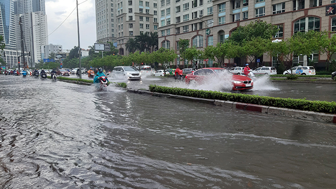 Mỗi khi có xe ô tô lưu thông qua tạo thành sóng nước văng tung tóe hai bên đường.