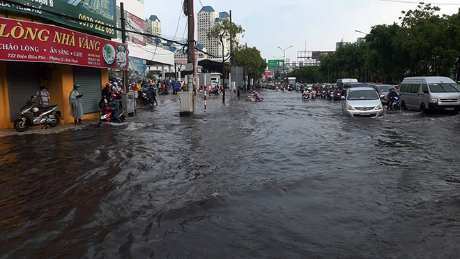 Đường phố Sài Gòn ngập lênh láng sau cơn mưa lớn, người dân “bơi” trong nước đen ngòm để về nhà - 2