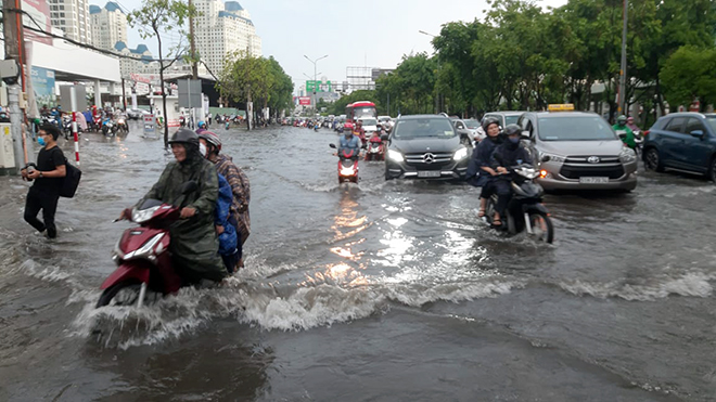 Đường phố Sài Gòn ngập lênh láng sau cơn mưa lớn, người dân “bơi” trong nước đen ngòm để về nhà - 8