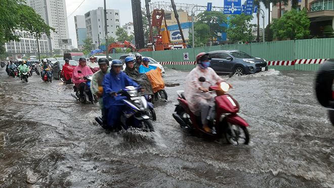 &nbsp;Nước đen ngòm, bốc mùi hôi thối và ngập khắp nơi khiến việc lưu thông của người dân gặp rất nhiều khó khăn.