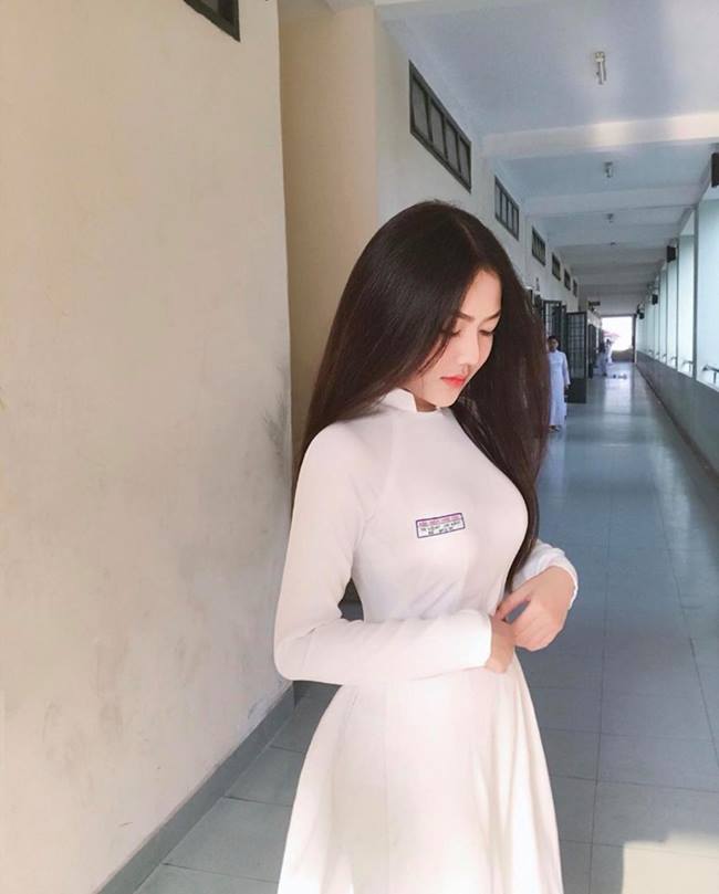 Triệu Vy mới 18 tuổi cũng trở thành hot girl với lượng theo dõi lớn trên mạng xã hội vì hình ảnh mặc áo dài trắng quá xinh.
