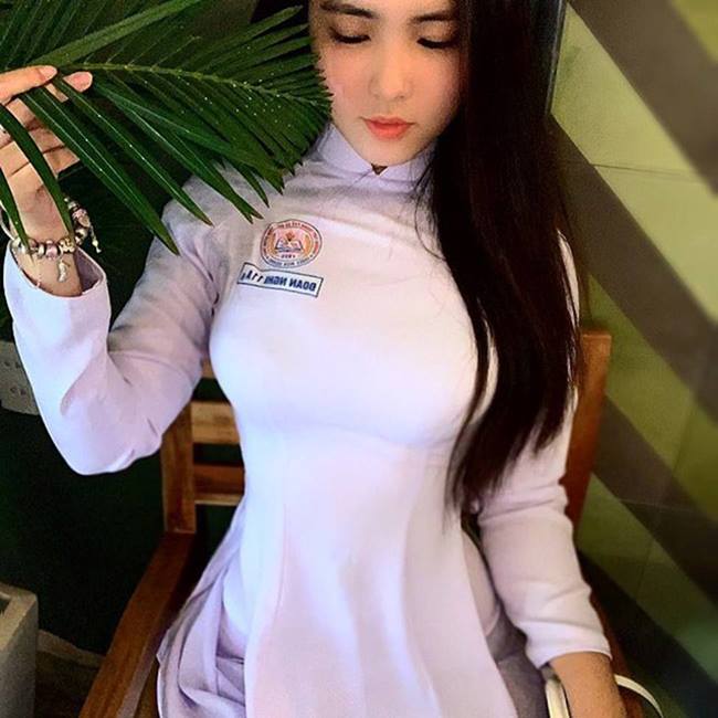 Đinh Triệu Đoan Nghi là nữ sinh nổi tiếng khắp mạng xã hội và cả báo chí nước ngoài nhờ mặc đẹp áo dài truyền thống.
