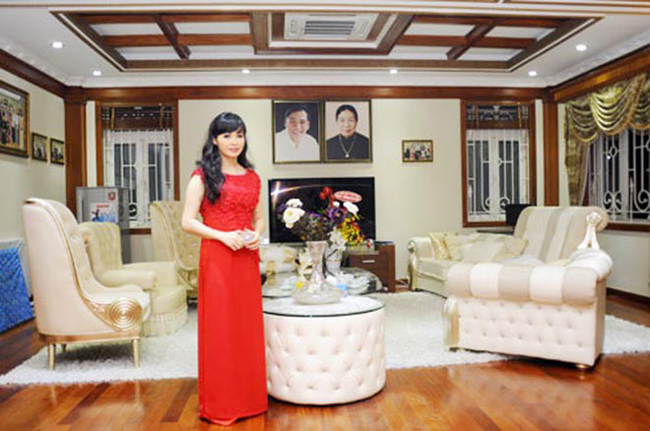 Nữ ca sĩ Trang Nhung cũng là người đẹp gây choáng với biệt thự trăm tỷ.
