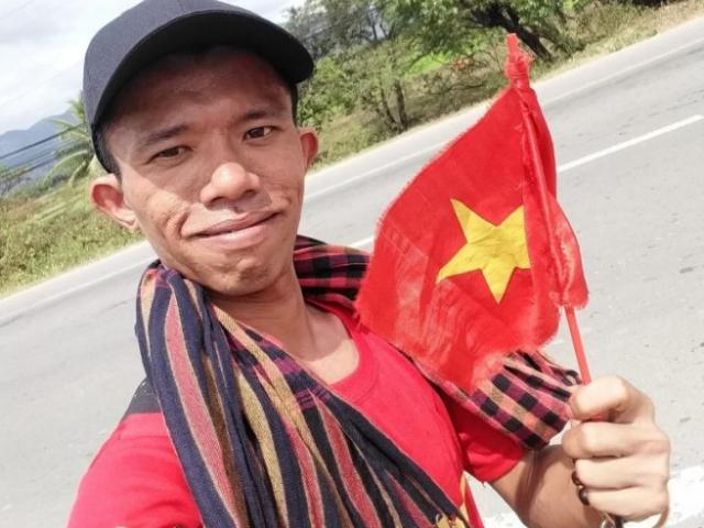 Kỳ lạ chàng trai đi bộ xuyên Việt để làm từ thiện