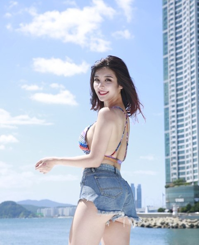 Khi đi biển, Park Hyun Seo kết hợp bikini với quần hot pants trẻ trung và cá tính.&nbsp;
