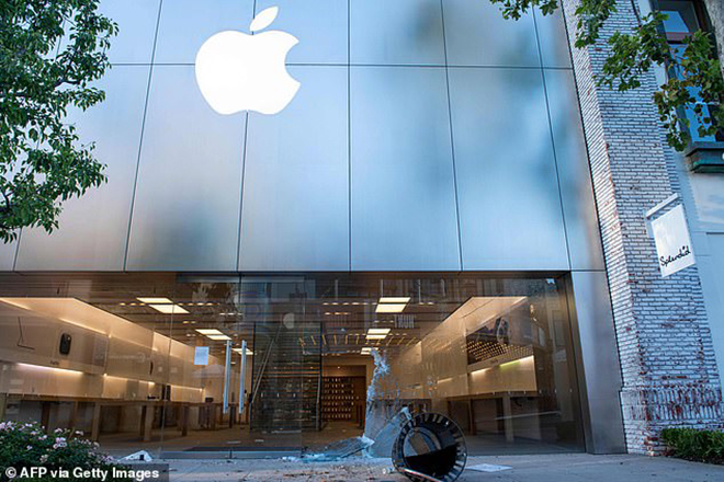 Nhiều cửa hàng Apple Store bị tấn công.