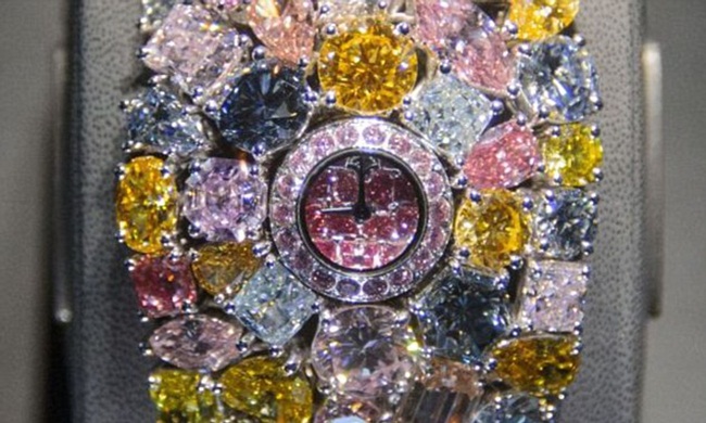 Để làm nên chiếc đồng hồ này, các chuyên gia về đá quý, nhà thiết kế đã phải làm việc cả ngàn tiếng đồng hồ để có thể gắn các viên kim cương, 
