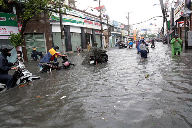 Ghi nhận trong vòng 30 phút, có cả chục trường hợp người đi xe máy ngã nhào xuống “biển nước” trên đường. Nhiều trường hợp bị ướt quần áo, tài sản…