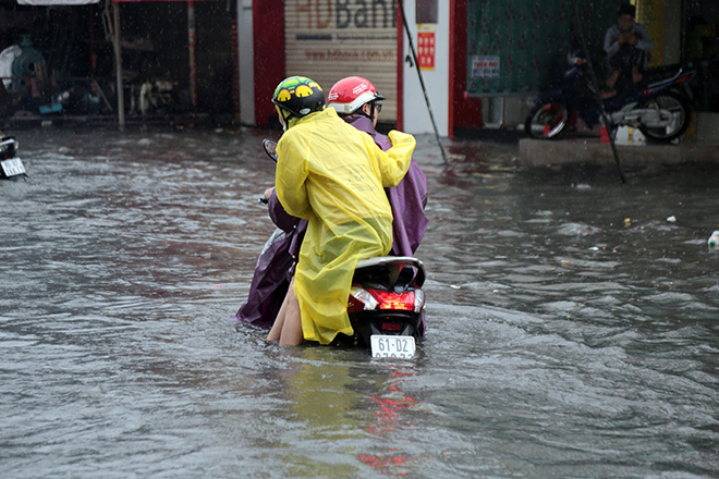 Đây là lần thứ 2 trong mùa mưa năm nay người dân sống trên tuyến đường Tô Ngọc Vân phải chịu ngập rất nặng.