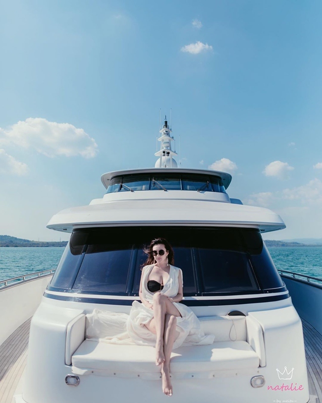 Nữ diễn viên 8X vừa có chuyến du lịch xa hoa, sang chảnh trên du thuyền 5 sao cùng gia đình.
