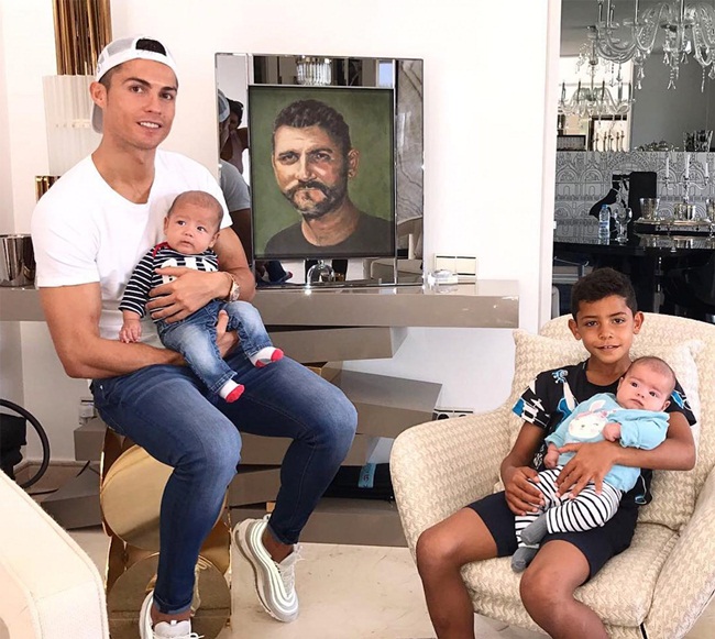Cách đây không lâu, tờ Business Insider cũng cho hay, Cristiano Ronaldo là người giàu nhất trên mạng xã hội Instagram trong năm 2019.
